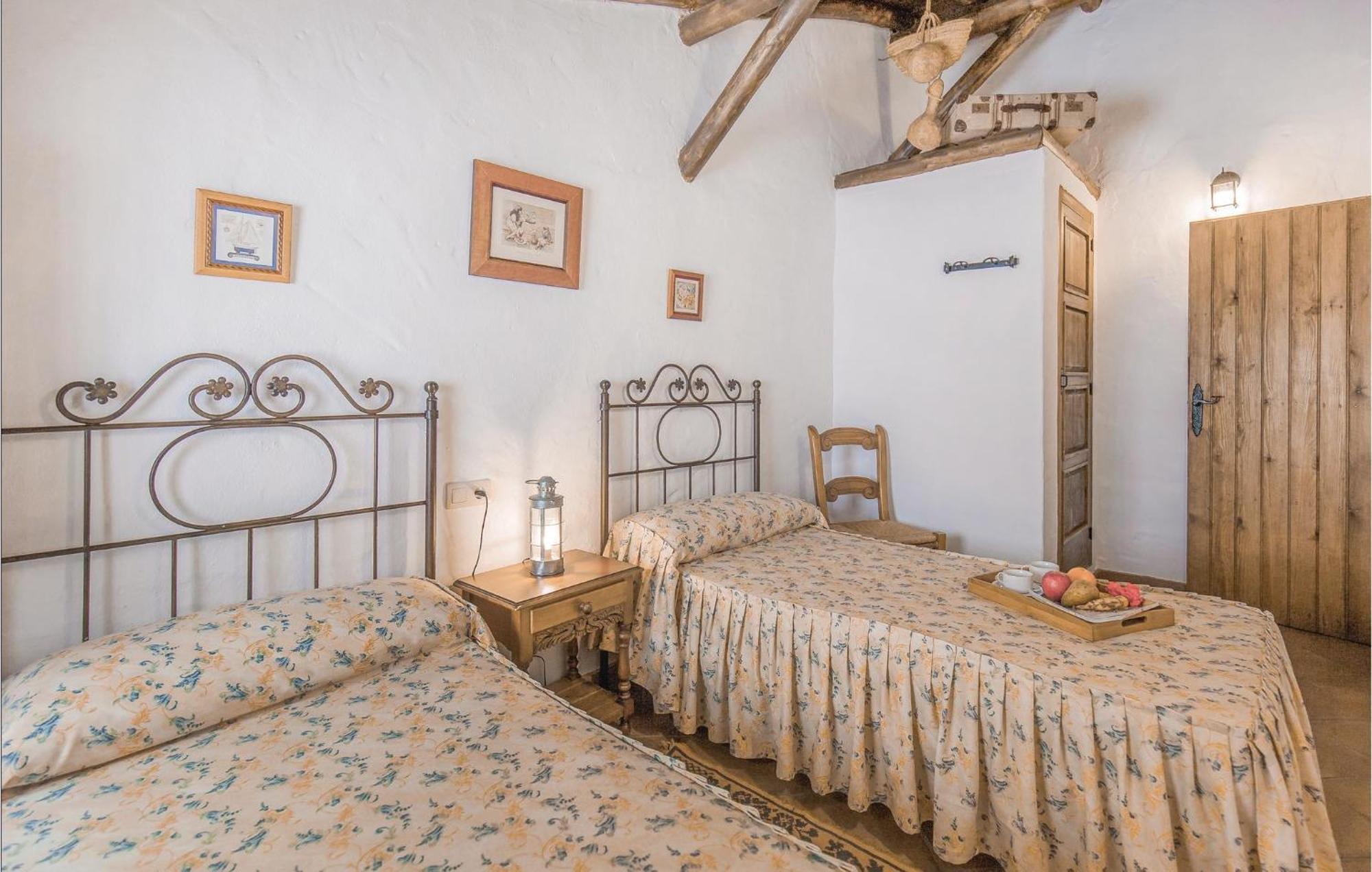 Cozy Home In Zahara De La Sierra With Kitchen Екстериор снимка